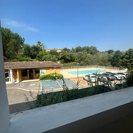 Paisible Avec Piscine 아파트 *